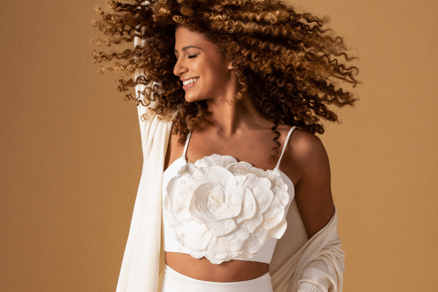 Cabelo Cacheado com Luzes: Quais os tipos? Quais os tons? Como fazer? Guia Completo - Hidratei